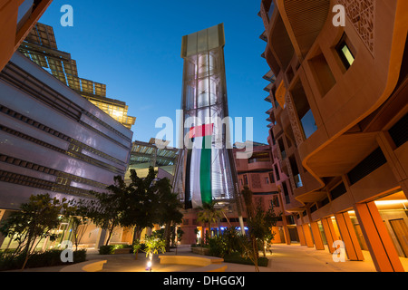 Windturm Kühlung in Hof am Institute of Science and Technology in Masdar City Abu Dhabi Vereinigte Arabische Emirate Stockfoto