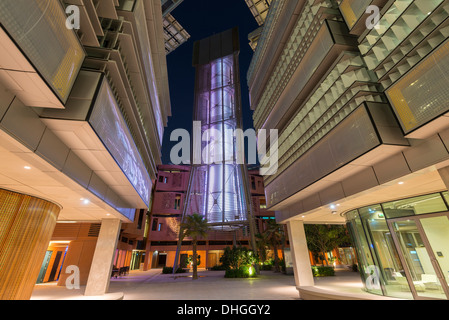 Windturm Kühlung in Hof am Institute of Science and Technology in Masdar City Abu Dhabi Vereinigte Arabische Emirate Stockfoto