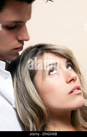 Junges Paar sitzt am Boden Stockfoto