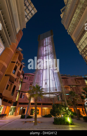 Windturm Kühlung in Hof am Institute of Science and Technology in Masdar City Abu Dhabi Vereinigte Arabische Emirate Stockfoto