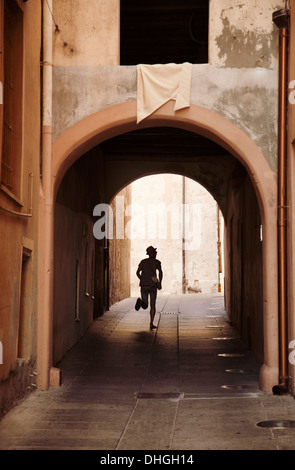 Mann in Streifen durchzogen Arch Stockfoto