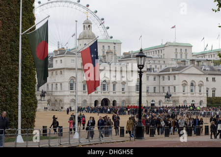 Massen von Touristen sammeln den Wachwechsel Zeremonie an horseguards Parade zu sehen Stockfoto