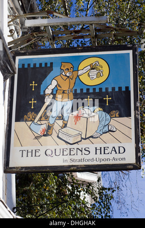 Public House Zeichen für den Queens-Kopf in Stratford-Upon-Avon, England Stockfoto