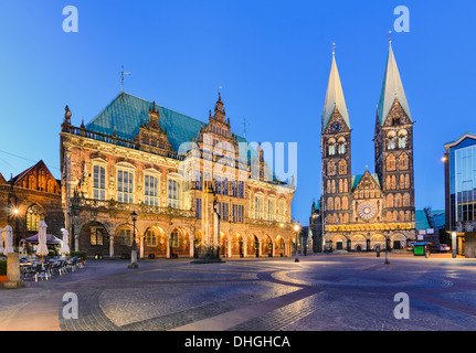 Rathaus und der Dom von Bremen, Deutschland in der Nacht Stockfoto