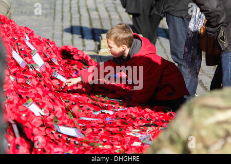 Hunderte von Menschen besuchten eine Erinnerung Sonntagsgottesdienst im Stadtzentrum von Liverpool auf St Georges Hall Plateau am Sonntag, 10. November 2013 zu jener gedenken, die ihr Leben in aktueller und vergangener Kriege verloren hatte. Eine zwei Minuten Stille fand am 11:00 statt. Erinnerung ist Sonntag jedes Jahr am nächsten Sonntag, Tag des Waffenstillstands am 11. November statt. Stockfoto