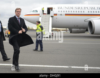 Berlin, Deutschland. 10. November 2013. Außenminister Guido Westerwelle (FDP) am Flughafen Berlin-Tegel vor einem Flugzeug der Bundesregierung in Berlin, Deutschland, 10. November 2013 fotografiert. Auf seiner letzten umfangreichen Auslandsreise besuchen er Indien und den Vereinigten Arabischen Emiraten. Foto: RAINER JENSEN/Dpa/Alamy Live-Nachrichten Stockfoto