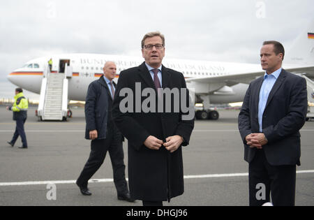 Berlin, Deutschland. 10. November 2013. Außenminister Guido Westerwelle (FDP) am Flughafen Berlin-Tegel vor einem Flugzeug der Bundesregierung in Berlin, Deutschland, 10. November 2013 fotografiert. Auf seiner letzten umfangreichen Auslandsreise besuchen er Indien und den Vereinigten Arabischen Emiraten. Foto: RAINER JENSEN/Dpa/Alamy Live-Nachrichten Stockfoto