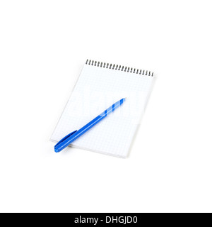 Taschenrechner und Notizblock mit blauen Stift auf weißem, geschlossen-up Stockfoto