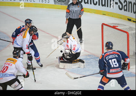 München, Deutschland. 10. November 2013. Der Schweiz Torhüter Daniel Manzato fängt den Puck während der Eishockey-Deutschland-Cup-Spiel Slowakei vs. Schweiz an der Olympia-Eishalle in München, Deutschland, 10. November 2013. Foto: ANDREAS GEBERT/Dpa/Alamy Live-Nachrichten Stockfoto