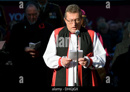 Die rechte Reverend Chris Edmondson, Bischof von Bolton, spricht ein Gebet während der Gedenkgottesdienst in St.-Peter Platzes, Manchester, wie die Toten aller Kriege um 11:00 am Sonntag, 11. November am nächsten nicht vergessen werden. Erinnerung Service Manchester, UK 10. November 2013 Stockfoto