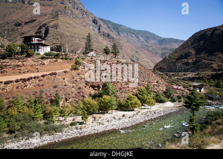 Die Tachog Lhakhang Dzong und 14. Jahrhundert Eisen Kettenbrücke, die Paro Chhu (Fluss) überquert. Bhutan. Stockfoto