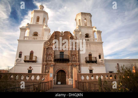 Mission San Xavier del Bac ist eine historischen Spanischen Katholischen Mission im Jahre 1692 gegründet und etwa 10 Meilen südlich von der Innenstadt von Tucson, Arizona. Stockfoto