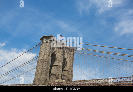 Gesamtansicht von der Brooklyn Bridge wie vom Boden aus Brooklyn auf der East River in New York zu sehen. Stockfoto