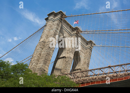 Gesamtansicht von der Brooklyn Bridge wie vom Boden aus Brooklyn auf der East River in New York zu sehen. Stockfoto