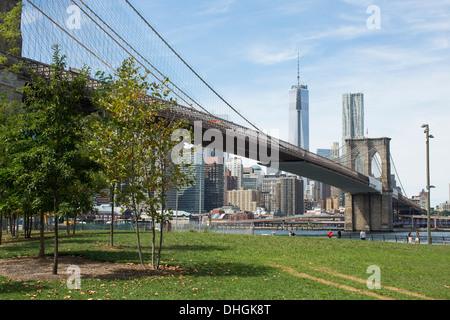 Gesamtansicht von der Brooklyn Bridge wie vom Boden aus Brooklyn auf der East River in New York zu sehen. Stockfoto