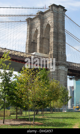 Gesamtansicht von der Brooklyn Bridge wie vom Boden aus Brooklyn auf der East River in New York zu sehen. Stockfoto