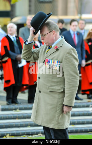 Belfast, Nordirland. 10. November 2013 - Oberst W R Harber (Retired) OBE von der Prinzessin von Wales Royal Regiment salutiert nach der Verlegung eines Kranzes an der Erinnerung-Zeremonie. Stockfoto