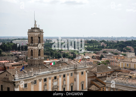 Aus der Vogelperspektive auf den Kapitolshügel und die Stadtlandschaft von Rom, Italien Stockfoto
