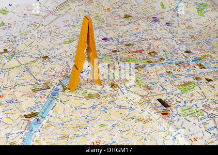 Hölzerne Klammer wie Eiffelturm auf einer Karte. Konzeptionelle Fotografie Stockfoto