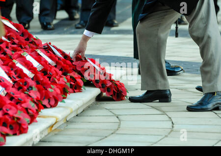 Belfast, Nordirland. 10. November 2013 - legt ein Mann einen Mohn Kranz auf den Stufen des Kenotaphs während der Gedenkveranstaltung Stockfoto