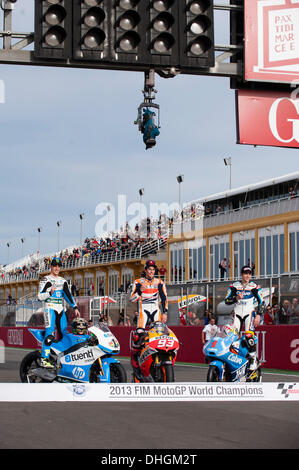 Cheste, Spanien. 10. November 2013. Marc Marquez (SPA) Repsol Honda Team Fahrer, Pol Espargaro (SPA) Tuenti HP 40 Fahrer und Maverick Vinales (SPA) Team Calvo Reiter in Runde 18 der MotoGP-Weltmeisterschaft 2013 von der Circuit Ricardo Tormo Valencia in Spanien. © Aktion Plus Sport/Alamy Live News Bildnachweis: Action Plus Sport Bilder/Alamy Live News Stockfoto