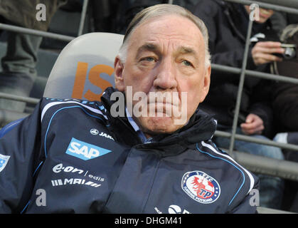 Potsdam, Deutschland. 10. November 2013. Potsdams Kopf fotografiert Trainer Bernd Schröder vor den Frauenfußball Champions League match zwischen 1. FFC Turbine Potsdam und Olympique Lyon an der Karl-Liebknecht-Stadion in Potsdam, Deutschland, 10. November 2013. Foto: Oliver Mehlis/Dpa/Alamy Live News Stockfoto