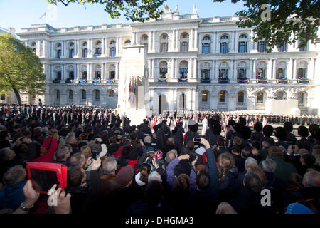 Westminster London, Vereinigtes Königreich 10. November 2013.  Große Menschenmengen versammeln sich in Whitehall Respekt bis zum Opfer des britischen Männer und Frauen-Service-Personal bezahlen verstorbenen WW1, WW2 und späteren Konflikten Credit: Amer Ghazzal/Alamy Live-Nachrichten Stockfoto