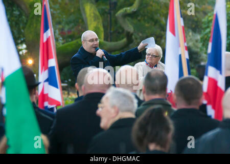 London, UK. 10. November 2013. Ein Führer des rechten Flügels Front National fordert Soldat 'A', vor kurzem wegen des Mordes an eine afghanische Kämpfer, eine Medaille nach den wichtigsten Volkstrauertag Zeremonien, ihren Marsch zum Ehrenmal gegeben werden, einen Kranz zu legen. Bildnachweis: Paul Davey/Alamy Live-Nachrichten Stockfoto