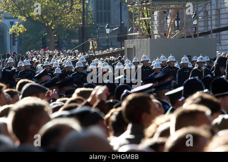 Westminster London, Vereinigtes Königreich 10. November 2013.  Große Menschenmengen versammeln sich in Whitehall Respekt bis zum Opfer des britischen Männer und Frauen Dienst Personal bezahlen verstorbenen WW1, WW2 und späteren Konflikten Credit: Amer Ghazzal/Alamy Live-Nachrichten Stockfoto