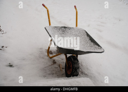 Schubkarre im Schnee Stockfoto