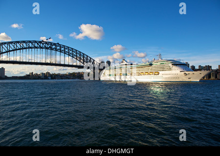 Ausstrahlung der Meere fährt Sydney in der Abenddämmerung, die Schatten der Sydney Harbour Bridge auf ihrer Steuerbordseite fallen. Stockfoto