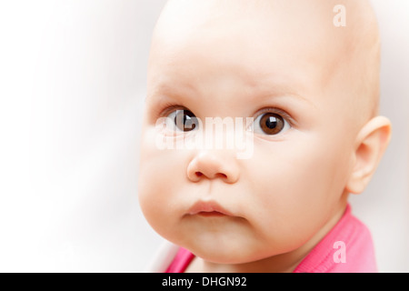 Little, Brown eyed kaukasischen Baby Mädchen Nahaufnahme Studioportrait auf weißem Hintergrund Stockfoto