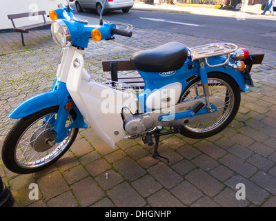 Motorrad Honda Super Cub, von denen mehr als 60 Millionen dieses makellose Exemplar in China in Lizenz gebaut wurden Stockfoto