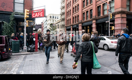 Käufer Touristen und Bewohner Menge Prince Street & Cluster außerhalb des legendären italienischen Fanelli Cafe Restaurant im historischen New Yorks Soho Nachbarschaft Stockfoto