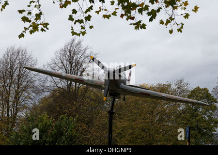 Voller Größe Replik Hawker Hurricane Denkmal für Sydney Camm in Windsor Stockfoto