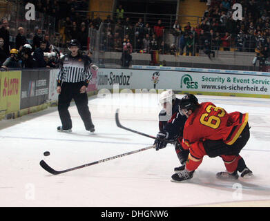 München, Deutschland. 10. November 2013. von links Dylan REESE / USA/Amur Chabarowsk, Alex WEISS / D,. Deutschland-Cup Team USA Vs team Germany, Olympia-Eishalle, München, Deutschland, 10. November 2013, eine Auswahl der besten US-Spieler in Europa und die nationalen Eishockey-Teams Deutschland, Slowakei und der Schweiz kämpfen für den Deutschland Cup in einem Wochenende. Bildnachweis: Wolfgang Fehrmann/Wolfgang Fehrmann/ZUMAPRESS.com/Alamy Live-Nachrichten Stockfoto