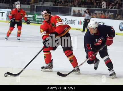 München, Deutschland. 10. November 2013. von Benedikt KOHL Links / D, Steve MOSES / USA/Jokerit Helsinki.Deutschland-Cup, Team USA Vs team Deutschland, Olympia-Eisstadion, München, Deutschland, 10. November 2013, eine Auswahl der besten US-Spieler spielen in Europa und die nationalen Eishockey-Teams Deutschland, Slowakei und der Schweiz für den Deutschland Cup in einem Wochenende zu kämpfen. Bildnachweis: Wolfgang Fehrmann/Wolfgang Fehrmann/ZUMAPRESS.com/Alamy Live-Nachrichten Stockfoto