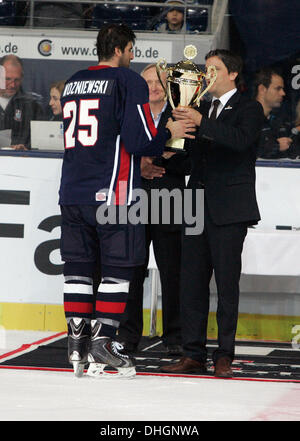 München, Deutschland. 10. November 2013. Andy WOZNIEWSKI/USA/EHC München, erhält den Pokal. Deutschland-Cup Team USA Vs team Germany, Olympia-Eishalle, München, Deutschland, 10. November 2013, eine Auswahl der besten US-Spieler in Europa und die nationalen Eishockey-Teams Deutschland, Slowakei und der Schweiz kämpfen für den Deutschland Cup in einem Wochenende. Bildnachweis: Wolfgang Fehrmann/Wolfgang Fehrmann/ZUMAPRESS.com/Alamy Live-Nachrichten Stockfoto