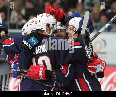 München, Deutschland. 10. November 2013. Freude des amerikanischen Teams nach der 7:4.Deutschland-Cup, Team USA Vs Team Deutschland, Olympia Eishalle, München, 10. November 2013, eine Auswahl der besten US-Spieler spielen in Europa und die Eishockey Teams aus Deutschland, der Slowakei und der Schweiz Kampf für den Deutschland Cup in einem Wochenende. Bildnachweis: Wolfgang Fehrmann/Wolfgang Fehrmann/ZUMAPRESS.com/Alamy Live-Nachrichten Stockfoto