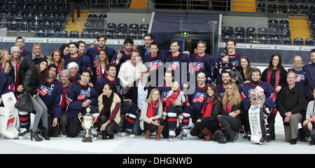 München, Deutschland. 10. November 2013. Team USA nach dem 7:4-Sieg bei den Familien. Deutschland-Cup Team USA Vs team Germany, Olympia-Eishalle, München, Deutschland, 10. November 2013, eine Auswahl der besten US-Spieler in Europa und die nationalen Eishockey-Teams Deutschland, Slowakei und der Schweiz kämpfen für den Deutschland Cup in einem Wochenende. Bildnachweis: Wolfgang Fehrmann/Wolfgang Fehrmann/ZUMAPRESS.com/Alamy Live-Nachrichten Stockfoto