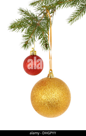 Gold und rot Glitter Kugeln hängen von einem Weihnachtsbaum vor einem weißen Hintergrund Stockfoto