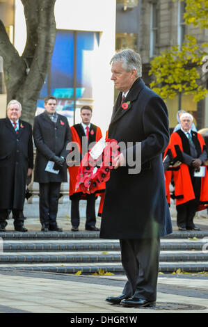 Belfast, Nordirland. 10. November 2013 - Peter Robinson legt einen Kranz am Ehrenmal in der City Hall von Belfast in Erinnerung an die Soldaten im WK1, WK2 und anderen Kriegen und Konflikten getötet. Credit: Stephen Barnes/Alamy leben Nachrichten Stockfoto