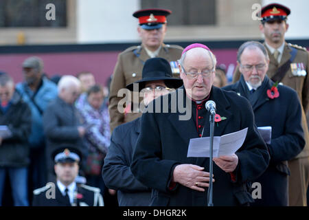Manchester, UK. 10. November 2013. Bischof Terence Brain, römisch-katholischer Bischof von Salford spricht ein Gebet während der Gedenkgottesdienst in St.-Peter Platzes, Manchester, wie die Toten aller Kriege um 11:00 am Sonntag, 11. November am nächsten nicht vergessen werden. 10. November 2013 Versetzung Manchester, UK Erinnerung: John Fryer/Alamy Live-Nachrichten Stockfoto