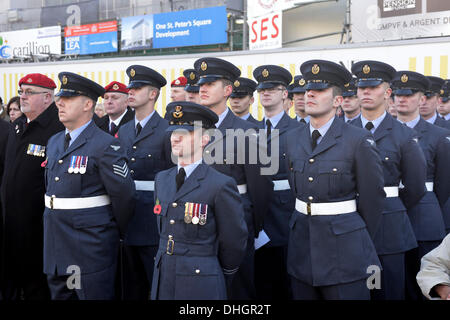 Manchester, UK. 10. November 2013. Mitglieder der Royal Air Force stehen in der Stille während der Gedenkgottesdienst in St.-Peter Platzes, Manchester, wie die Toten aller Kriege um 11:00 am Sonntag, 11. November am nächsten nicht vergessen werden. 10. November 2013 Versetzung Manchester, UK Erinnerung: John Fryer/Alamy Live-Nachrichten Stockfoto