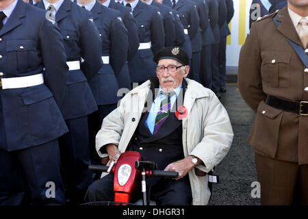 Manchester, UK. 10. November 2013. Eine Veteran der Srmed Kräfte zeigt seinen Respekt während der Gedenkgottesdienst in St.-Peter Platzes, Manchester, wie die Toten aller Kriege um 11:00 am Sonntag, 11. November am nächsten nicht vergessen werden. 10. November 2013 Versetzung Manchester, UK Erinnerung: John Fryer/Alamy Live-Nachrichten Stockfoto
