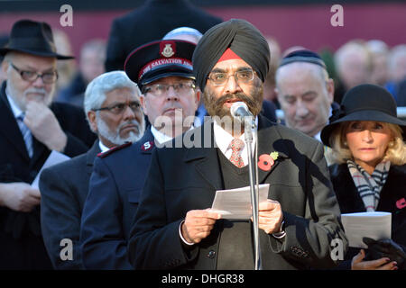 Manchester, UK. 10. November 2013. Einer der Führer der Sikh-Gemeinschaft führt ein Gebet während der Gedenkgottesdienst in St.-Peter Platzes, Manchester, wie die Toten aller Kriege um 11:00 am Sonntag, 11. November am nächsten nicht vergessen werden. 10. November 2013 Versetzung Manchester, UK Erinnerung: John Fryer/Alamy Live-Nachrichten Stockfoto