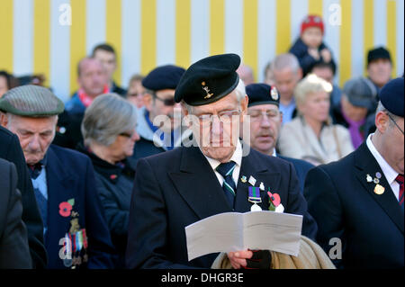 Manchester, UK. 10. November 2013. Eine Veteran der US-Streitkräfte folgt den Dienst in seinem Büchlein während der Gedenkgottesdienst in St.-Peter Platzes, Manchester, die Toten aller Kriege um 11:00 am Sonntag, 11. November am nächsten nicht vergessen werden. 10. November 2013 Versetzung Manchester, UK Erinnerung: John Fryer/Alamy Live-Nachrichten Stockfoto