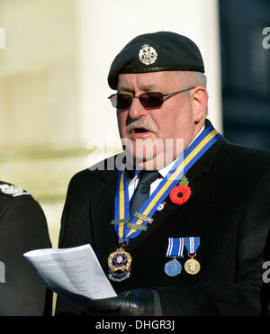 Manchester, UK. 10. November 2013. Eine Veteran des bewaffneten Forcessings ein Lied in seiner Broschüre während der Gedenkgottesdienst in St.-Peter Platzes, Manchester, als die Toten aller Kriege sind erinnerte sich an 11:00 am Sonntag, 11. November am nächsten. 10. November 2013 Versetzung Manchester, UK Erinnerung: John Fryer/Alamy Live-Nachrichten Stockfoto