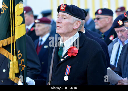 Manchester, UK. 10. November 2013. Eine Veteran der Streitkräfte steht in Stille während der Gedenkgottesdienst in St.-Peter Platzes, Manchester, als die Toten aller Kriege um 11:00 am Sonntag, 11. November am nächsten nicht vergessen werden. 10. November 2013 Versetzung Manchester, UK Erinnerung: John Fryer/Alamy Live-Nachrichten Stockfoto