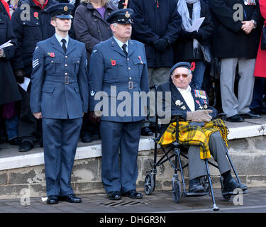Manchester, UK. 10. November 2013. Eine Veteran sitzt in seinem Rollstuhl neben zwei Mitglieder der Royal Air Force während der Gedenkgottesdienst in St.-Peter Platzes, Manchester, als die Toten aller Kriege um 11:00 am Sonntag, 11. November am nächsten nicht vergessen werden. 10. November 2013 Versetzung Manchester, UK Erinnerung: John Fryer/Alamy Live-Nachrichten Stockfoto